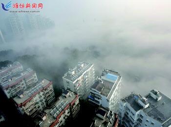 受雾霾影响,湖北武汉城区出现都市云海