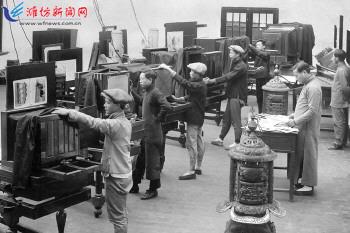 1914年民国初年照相制版部员工工作情景.